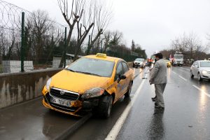 Ref&uuml;je &ccedil;arpan otomobilin motoru yola fırladı
