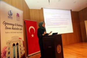 "Ergenliğe giren &ccedil;ocuklarınıza karşı yasaklayıcı olmayın"