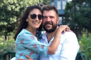 Bursa'da eşiyle taksi beklerken otomobil &ccedil;arptı