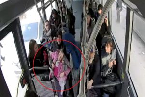 Bayılan &ccedil;ocuk i&ccedil;in halk otob&uuml;s&uuml;n&uuml; hastaneye s&uuml;rd&uuml;
