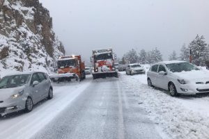 Fırtınadan sonra ara&ccedil;lar kardan yollarda kaldı