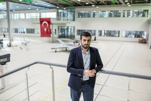 Sel&ccedil;uk Bayraktar, m&uuml;hendislere ve pilotlara &ccedil;ağrıda bulundu