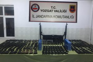 Silah ka&ccedil;ak&ccedil;ılarına su&ccedil;&uuml;st&uuml; 2 g&ouml;zaltı