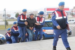 Hırsızlık zanlısı 3 kişiden 2'si tutuklandı