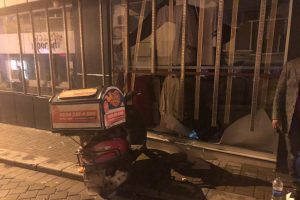 Kontrolden &ccedil;ıkan kurye motosikleti ile camdan i&ccedil;eri daldı