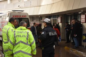 Polis memuru silahını temizlerken arkadaşını vurdu