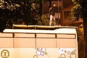 Midib&uuml;s&uuml;n &uuml;zerine &ccedil;ıkıp bağırmaya başlayınca g&ouml;zaltına alındı: Artist olmak i&ccedil;in yaptım