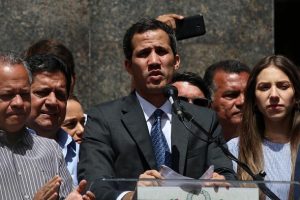 Guaido, Maduro'yu devirebilmek i&ccedil;in askerlerle g&ouml;r&uuml;ş&uuml;yor