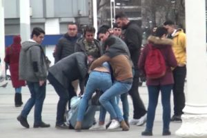 Hanut&ccedil;ular tekme tokat kavga etti
