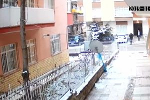 Emlak&ccedil;ıya gasp! Mobeseden ka&ccedil;tılar, g&uuml;venlik kamerasına yakalandılar