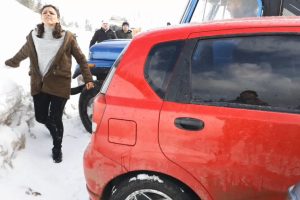 Otomobildeki kadın yola savruldu, &ccedil;ocuğu i&ccedil;in koştu