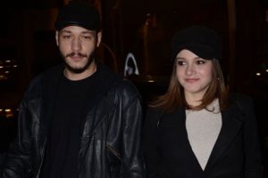 Kubilay Aka ve Miray Daner el ele alışverişte