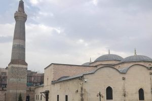 890 yıllık cami yıllara meydan okuyor