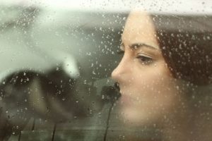 Koyu renk g&ouml;zl&uuml;ler depresyona daha kolay yakalanıyor!