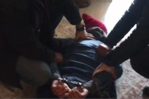 Mezarlıkta fidyecinin ayaklarına kapanmış