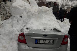 &Ccedil;atıdan d&uuml;şen kar, otomobili hurdaya &ccedil;evirdi
