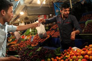 "Ben 35 senelik pazarcıyım ve ilk defa bu fiyatlara sebze satıyorum"