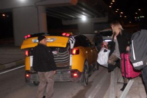 Bir kişiyi bı&ccedil;akladılar... Gazetecileri g&ouml;r&uuml;nce bunu yaptılar