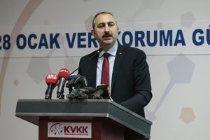 Adalet Bakanı G&uuml;l: İnternet kontrols&uuml;z kavşaklarla dolu