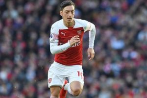 Mesut &Ouml;zil Arsenal'de kaldı