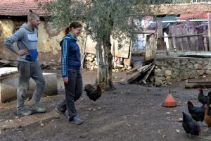 Macaristan'dan bisikletle gelip Bilecik'te g&ouml;n&uuml;ll&uuml; &ccedil;ift&ccedil;ilik yapıyorlar