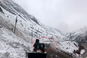 Otomobil az daha &ccedil;ığın altında kalıyordu