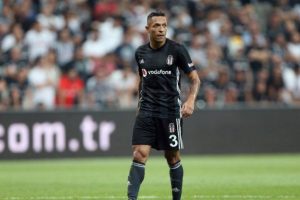 Santos Başkanı: "Adriano, Beşiktaş'tan ayrılmak istiyor"