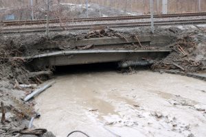 Ev ve hızlı tren yolu &ccedil;amurla kaplandı