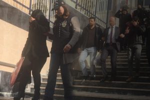 Polisler garson kılığına girip yakaladı!