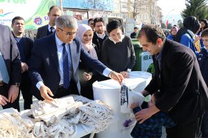 20 dakikada 11 bin plastik şişe toplandı