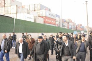 Mahallede konteyner ve TIR parkı tepkisi