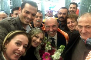 CHP'nin İzmir B&uuml;y&uuml;kşehir adayı Soyer'i ekmek ile karşıladılar