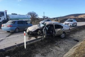 Sinop'ta iki otomobil &ccedil;arpıştı: 1 &ouml;l&uuml;, 4 yaralı
