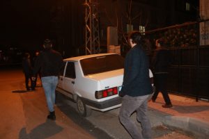 Hamile kadının ellerini bağlayıp gasp ettiler