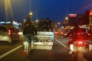 &Ccedil;ocukların kamyonet kasasındaki tehlikeli yolculuğu