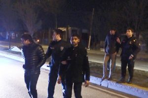 Ellerinde sopalarla Pakistanlı arayan 15 Afgan'a g&ouml;zaltı