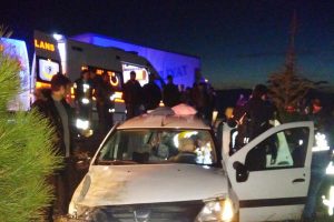 Otob&uuml;s ile otomobil &ccedil;arpıştı: 3 yaralı