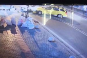 Bursa'da hatalı d&ouml;n&uuml;ş kazayı beraberinde getirdi, kadın yolcu fenalık ge&ccedil;irdi
