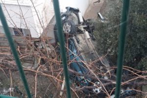 Takla atan otomobil apartmanın bah&ccedil;esine u&ccedil;tu