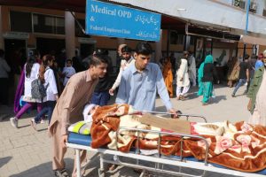 Pakistan'da doktorların grevi hastaneleri fel&ccedil; etti