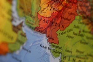 Pakistan'da polis karakoluna bombalı saldırı: 2 &ouml;l&uuml;, 19 yaralı