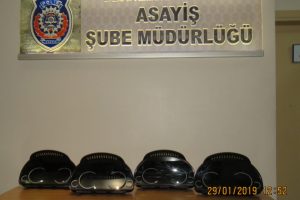 L&uuml;ks ara&ccedil;lardan direksiyon simidi &ccedil;alan 2 kişiye tutuklama