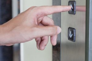 T&uuml;m hafta sonu boyunca &ccedil;alıştığı evin asans&ouml;r&uuml;nde mahsur kaldı