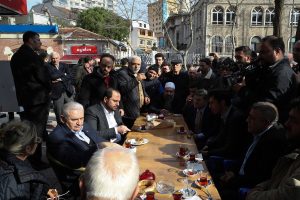 Binali Yıldırım Erenk&ouml;y'de vatandaşlarla sohbet etti