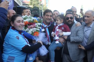 Hamsi ş&ouml;leninde &Uuml;nal Karaman izdihamı
