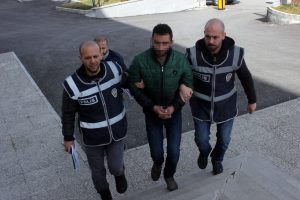 Camilerden yardım kutularını &ccedil;aldı, 'Şeytana uydum' dedi