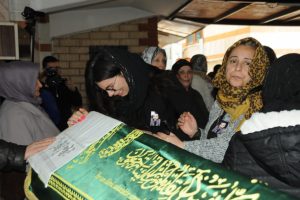 Nişanlısının tabutun başından bir an olsun ayrılmadı