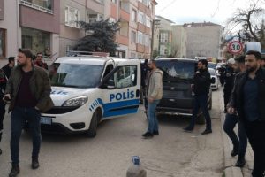 Bursa'da &ccedil;aldıkları aracın &ouml;n plakasını değiştirdiler, arka plakayı takmayınca yakalandılar