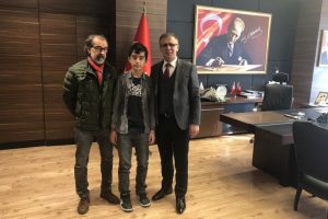 Kendi k&uuml;&ccedil;&uuml;k y&uuml;reği b&uuml;y&uuml;k