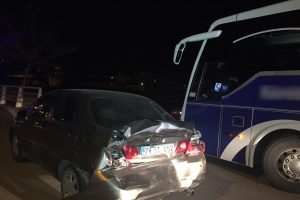 Yolcu otob&uuml;s&uuml; ışıklarda bekleyen araca &ccedil;arptı